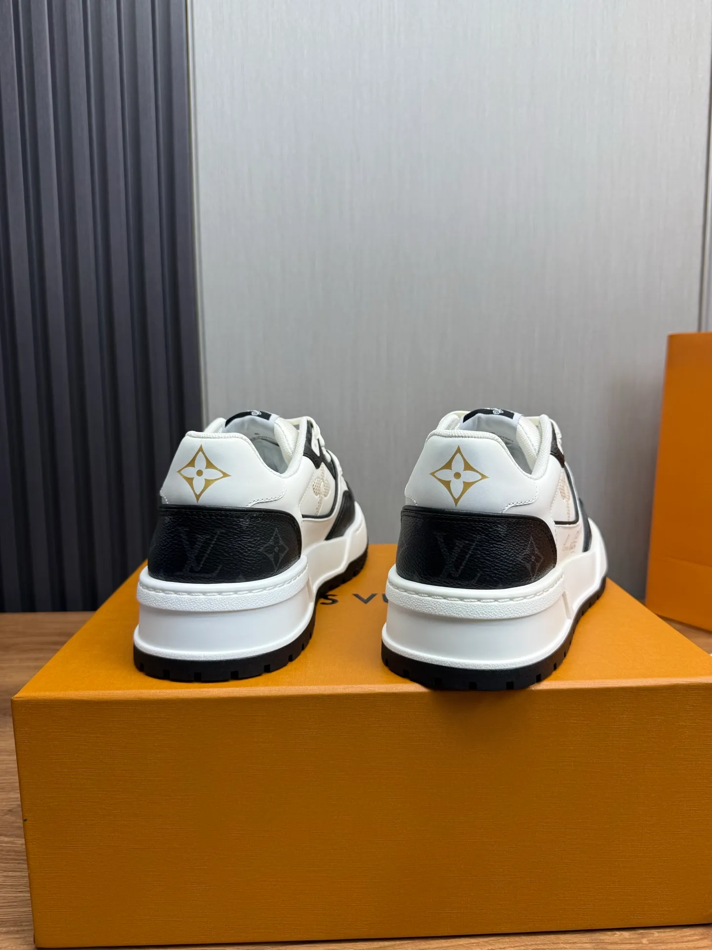Men's shoes 💰860💰 LV. High version counters are on sale at the same time ⬆️ Men's new sneakers 🔥 The uppers are imported cowhide; "High-end, high-end, classy, ​​noble" workmanship is exquisite (original cowhide is used inside), soles: Original outsole specially provided by the original factory, taken in real life 🎬. Yardage: 38-44. (38.45 can be customized)